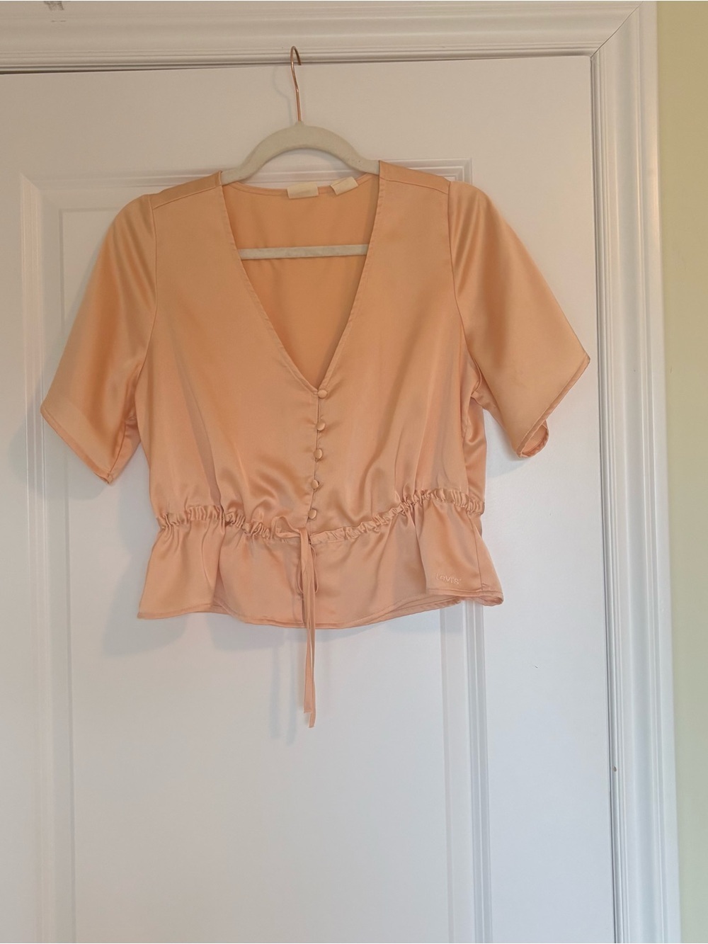 Levi’s LINDY Satin-feel V-Neck Blouse Peach